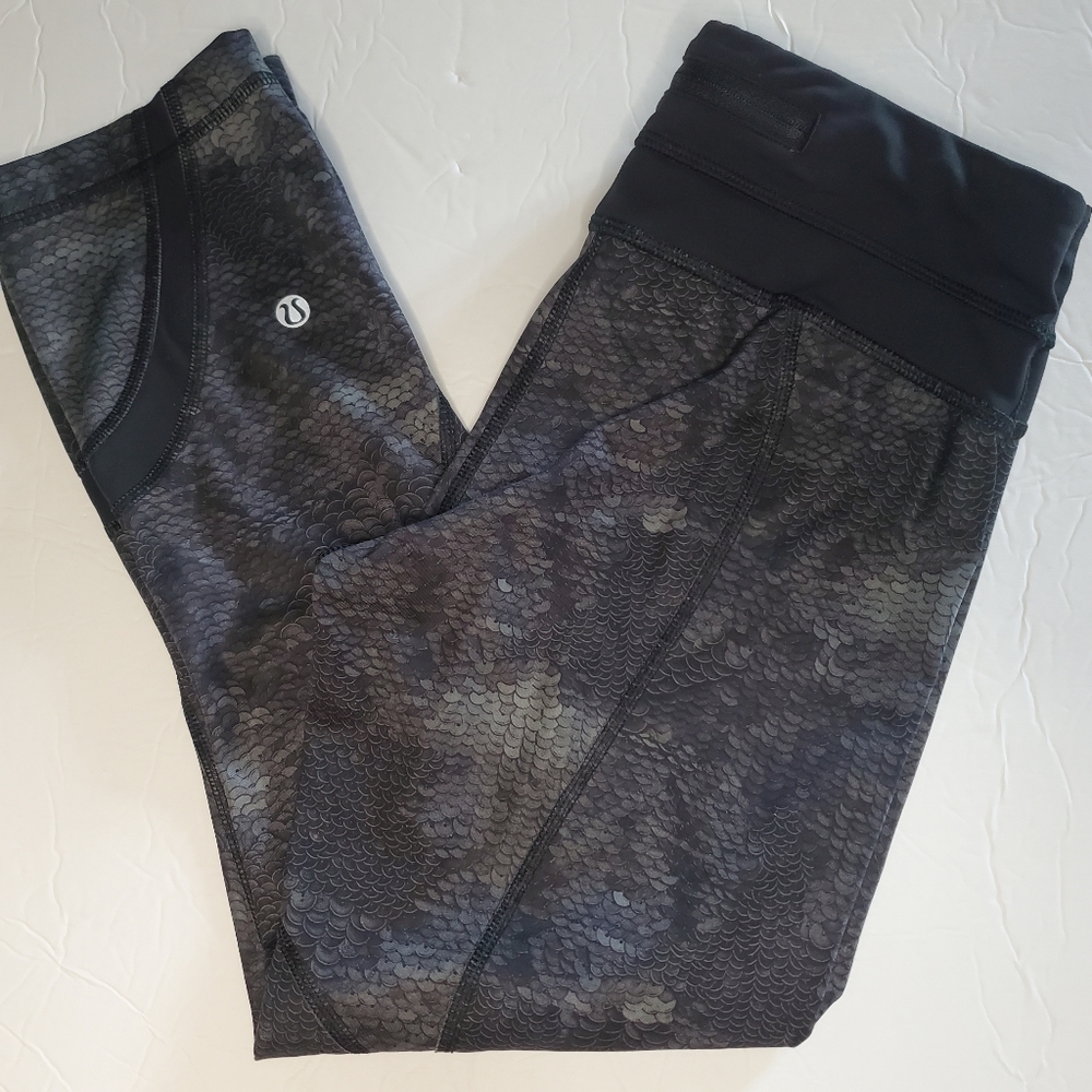 Lululemon Cropped‎ Leggings Size 4 Snake Print Black